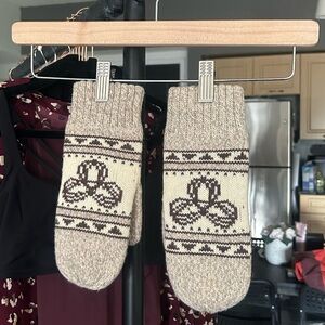TNA Mittens